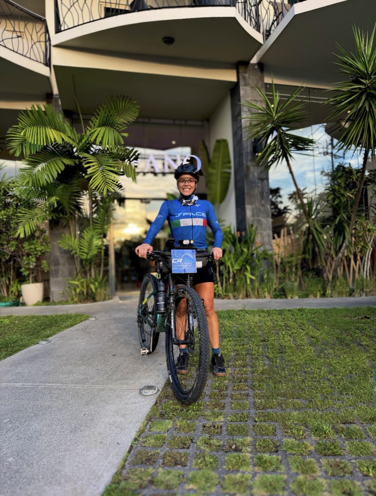 Isa con su bici en la meta, frente al Hotel Océano