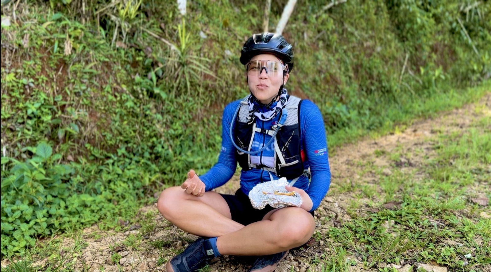 Isa comiendo a la orilla del camino