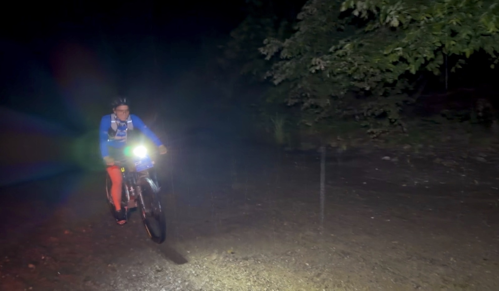 Isa pedaleando de noche bajo la lluvia